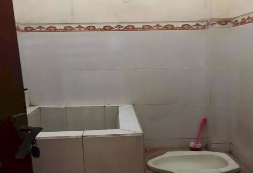 Hotelli Spot On 93290 Homestay Betro Syariah