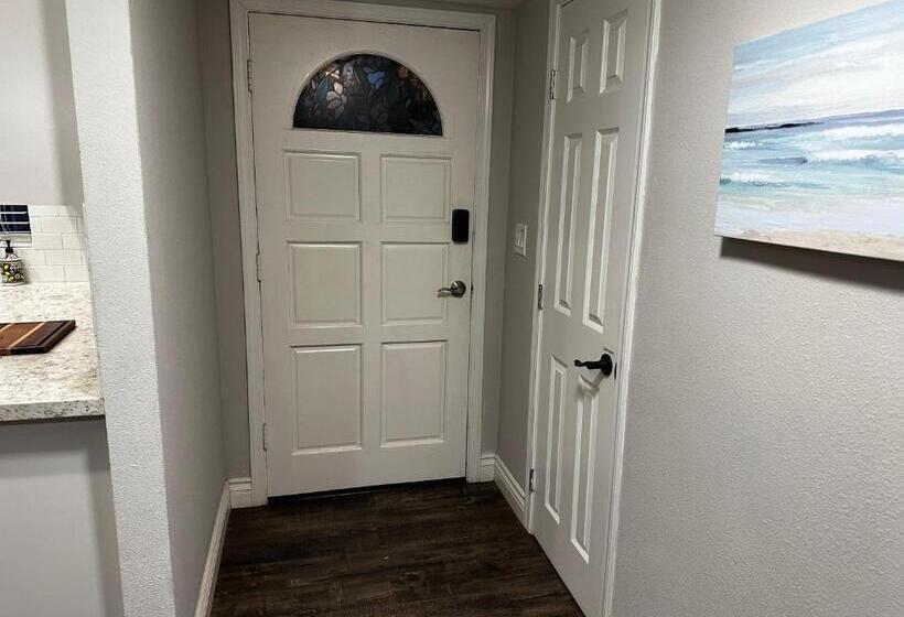 ペンション Guesthouse: Jacuzzi,patio & Entry