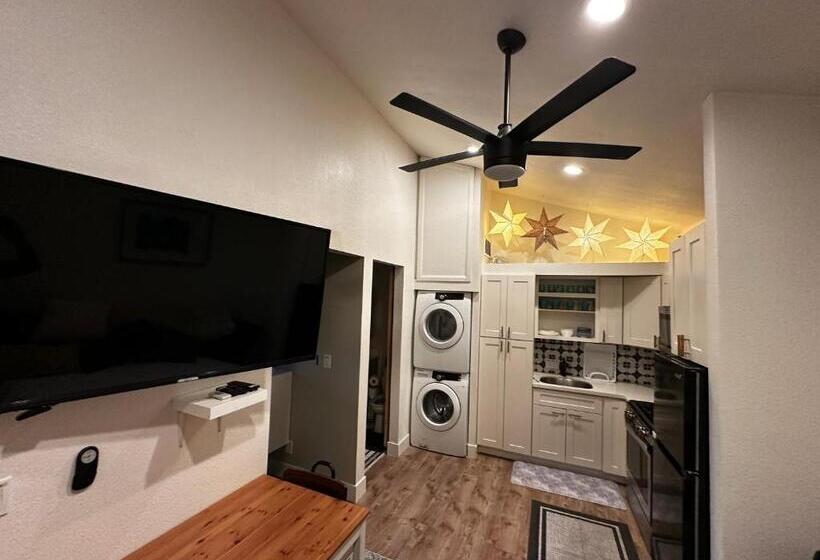 ペンション Guesthouse: Jacuzzi,patio & Entry