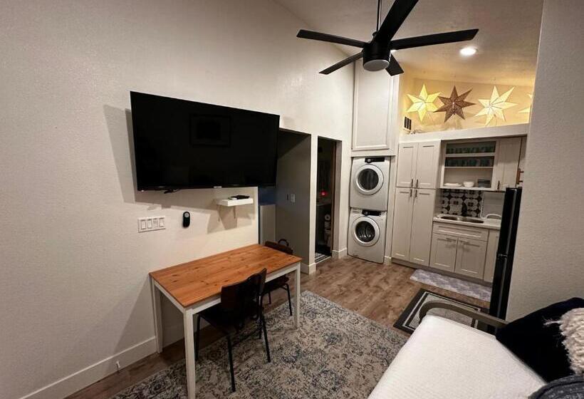 ペンション Guesthouse: Jacuzzi,patio & Entry