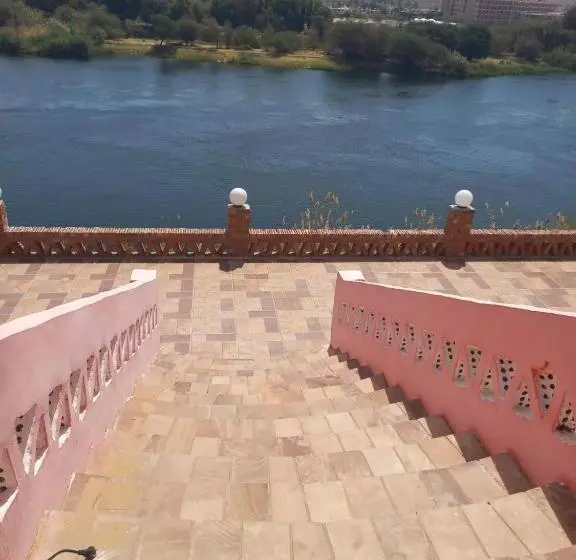 تختخواب و صبحانه Hoolli Villa