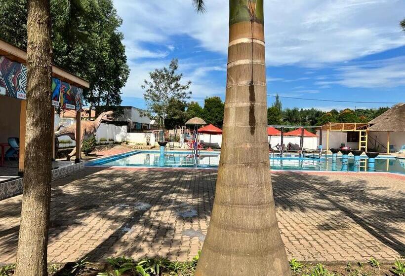 هتل Kakiri Gardens And