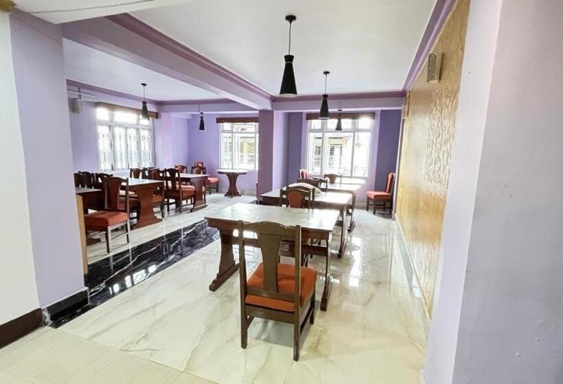 هتل Travellers Inn