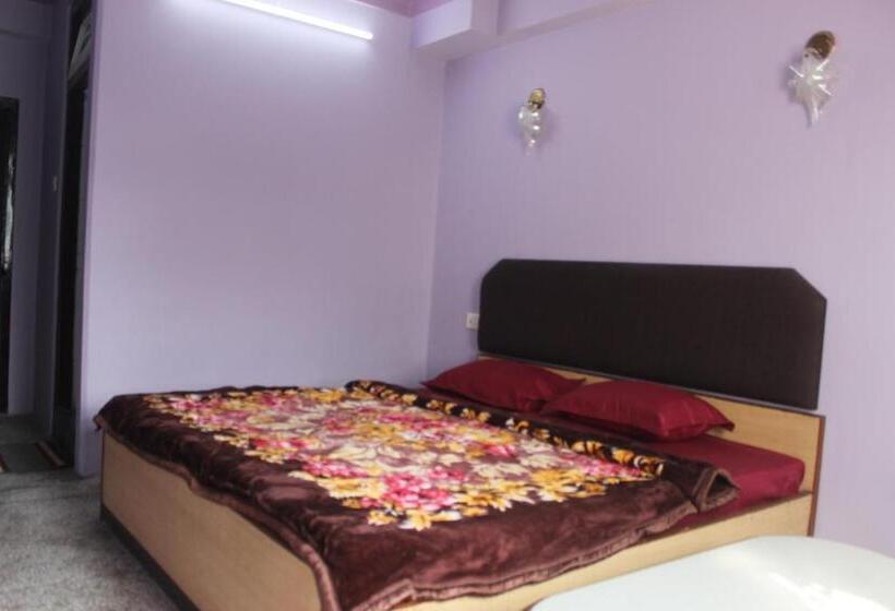 هتل Travellers Inn