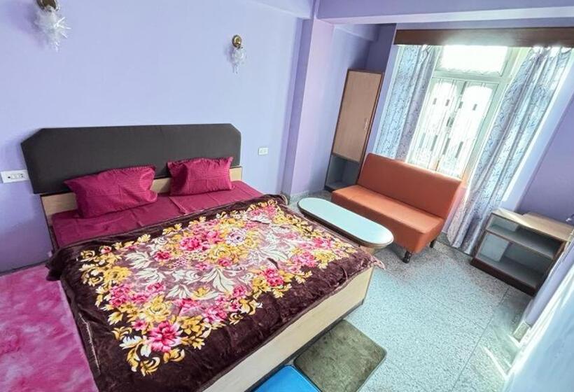 هتل Travellers Inn