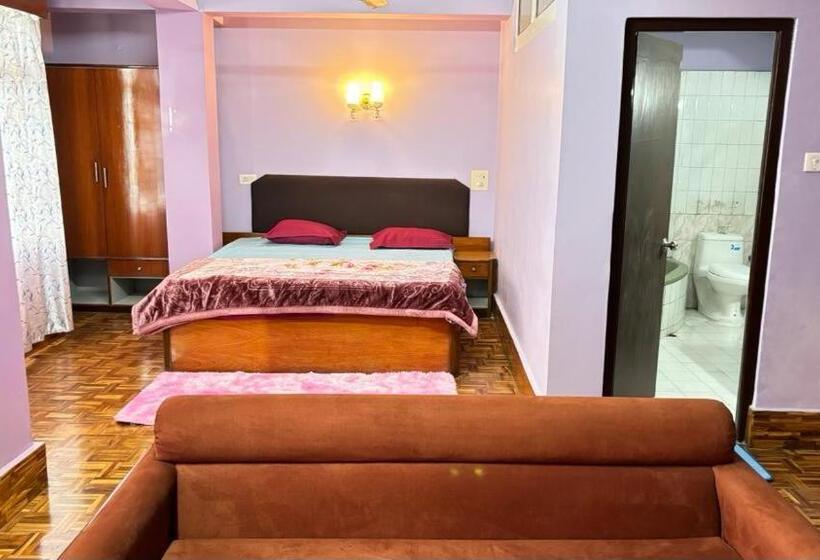 هتل Travellers Inn