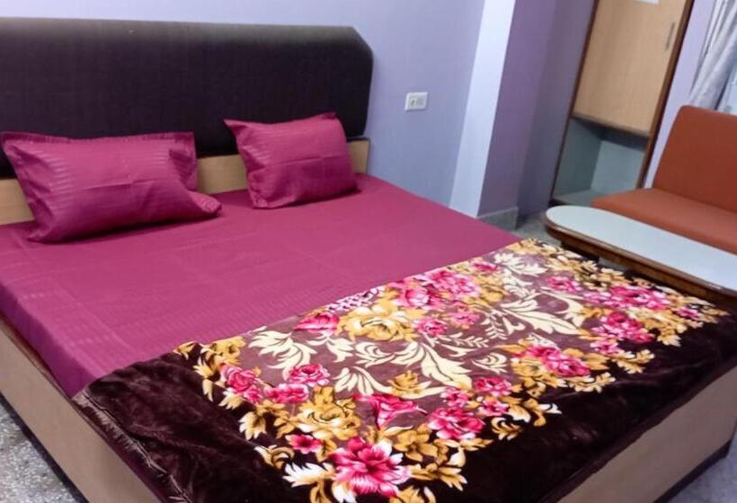 هتل Travellers Inn