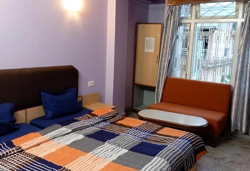 هتل Travellers Inn