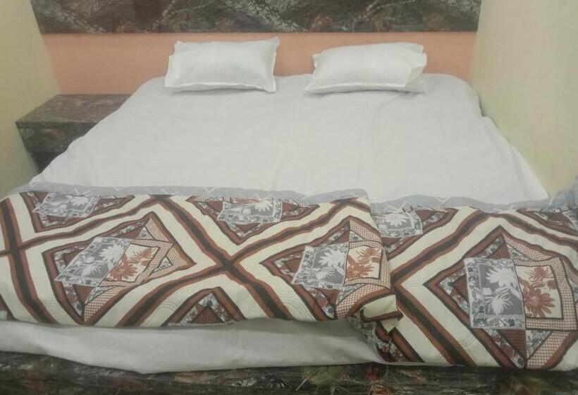 بنسيون Girraj Sadan