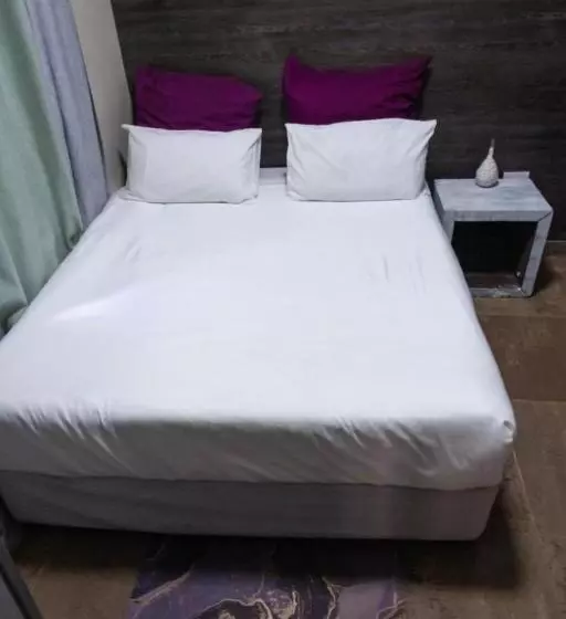 پانسیون Latona Guest House