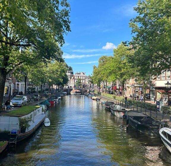 تختخواب و صبحانه Whole Wheelhouse Euphrate Houseboat