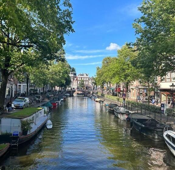 تختخواب و صبحانه Whole Wheelhouse Euphrate Houseboat