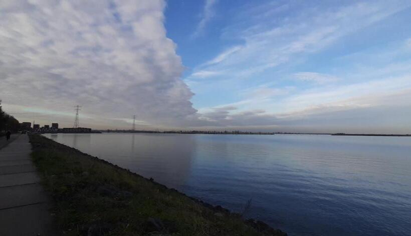 تختخواب و صبحانه Whole Wheelhouse Euphrate Houseboat