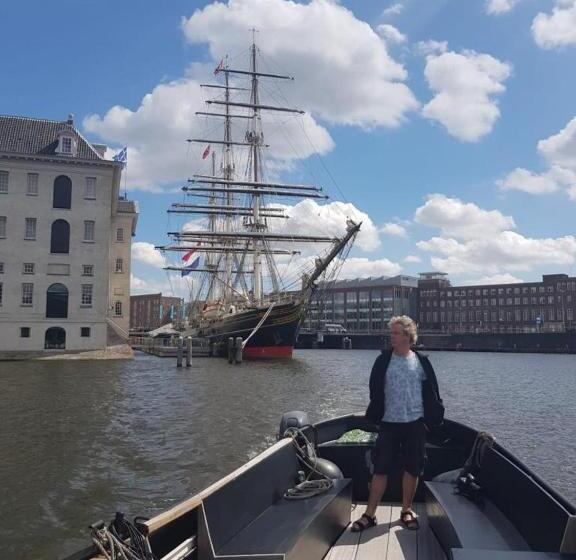 تختخواب و صبحانه Whole Wheelhouse Euphrate Houseboat