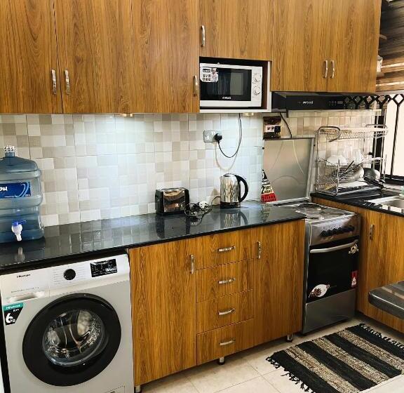 پانسیون Airy Studio Flat With Beautiful Garden