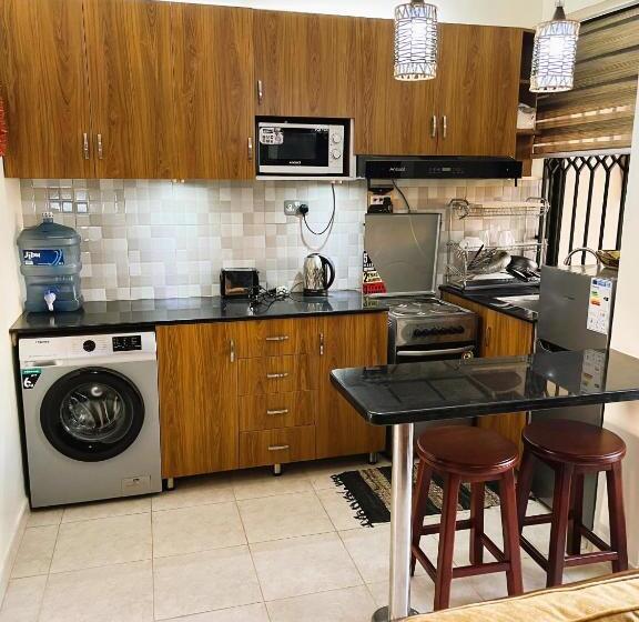 پانسیون Airy Studio Flat With Beautiful Garden