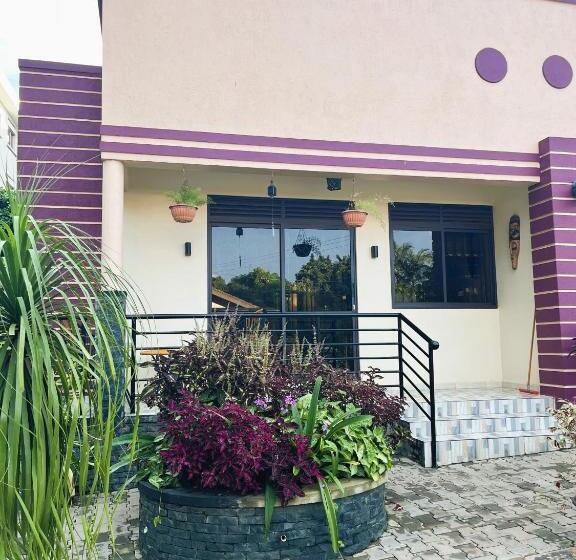 پانسیون Airy Studio Flat With Beautiful Garden