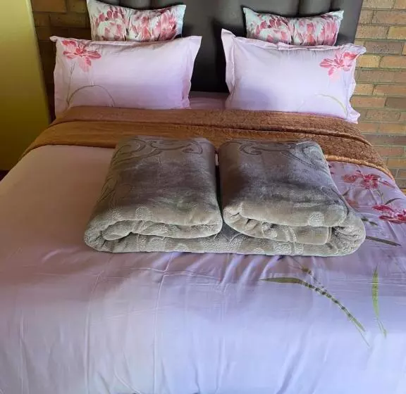 ペンション Good Life Guest House In Orkney +27731671754