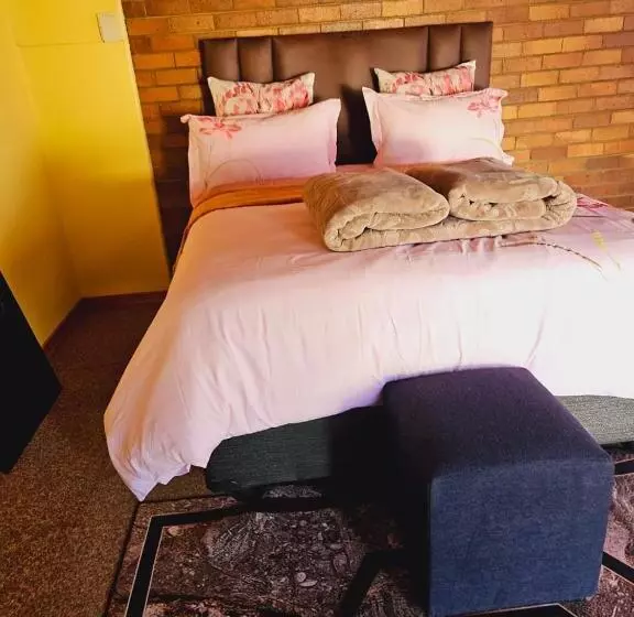 ペンション Good Life Guest House In Orkney +27731671754