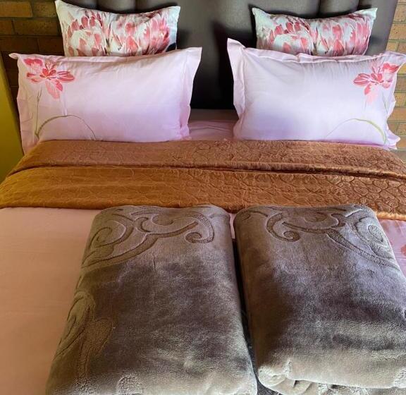 Пансион Good Life Guest House In Orkney +27731671754