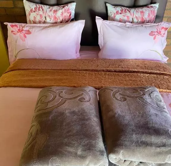 ペンション Good Life Guest House In Orkney +27731671754