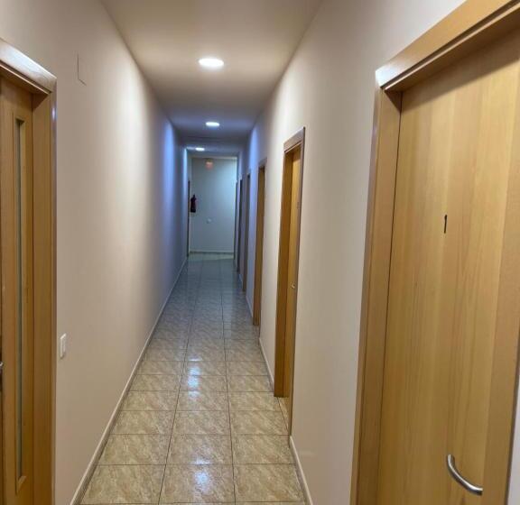 بنسيون Hostal Restaurant El Poligono