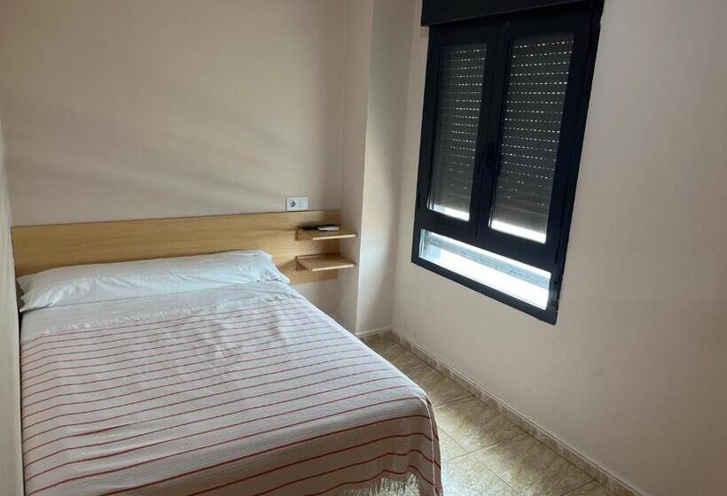 بنسيون Hostal Restaurant El Poligono