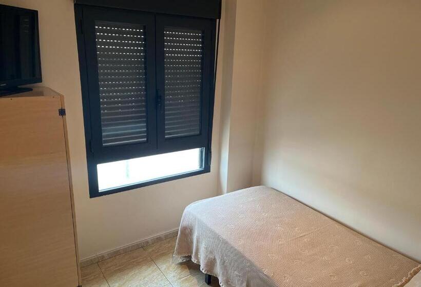 بنسيون Hostal Restaurant El Poligono