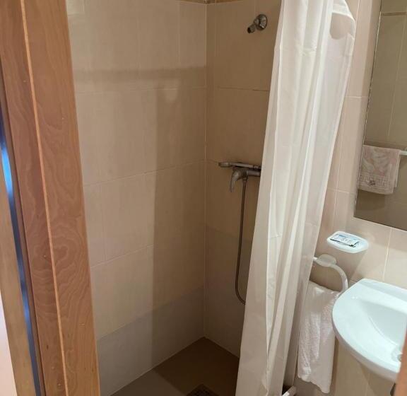 بنسيون Hostal Restaurant El Poligono