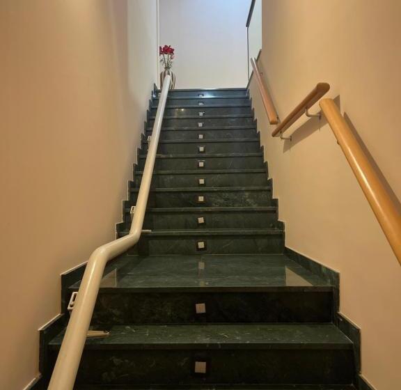 بنسيون Hostal Restaurant El Poligono