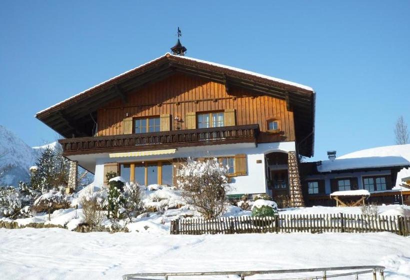 Hotelli Apartment / Ferienwohnung Helga Hummelbrunner