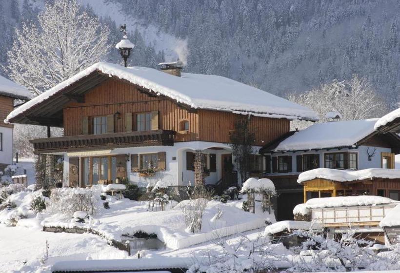 Hotelli Apartment / Ferienwohnung Helga Hummelbrunner