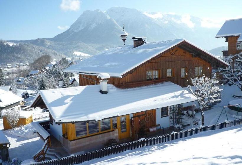 Hotelli Apartment / Ferienwohnung Helga Hummelbrunner