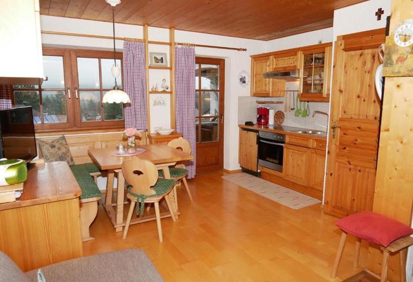 Hotelli Apartment / Ferienwohnung Helga Hummelbrunner