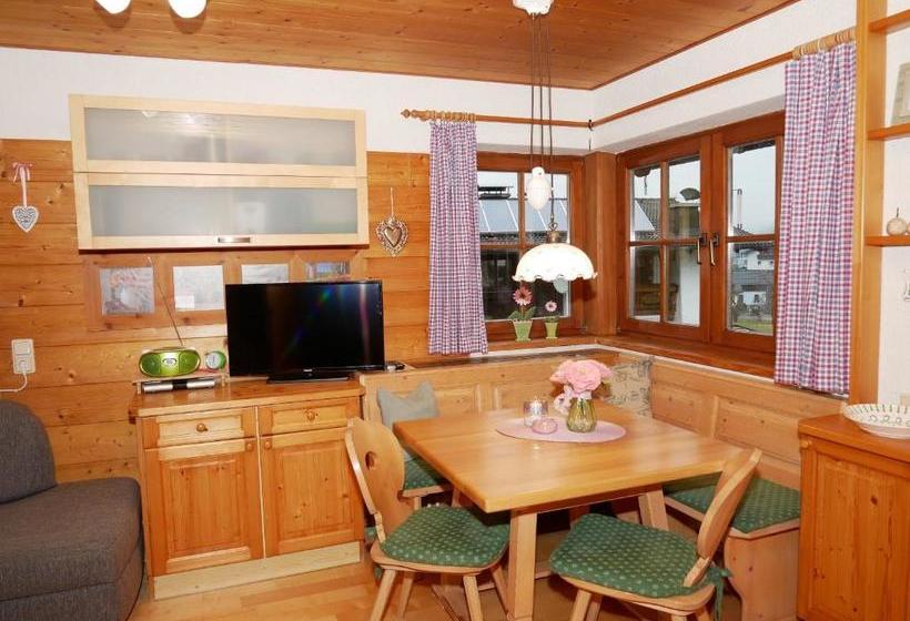 Hotelli Apartment / Ferienwohnung Helga Hummelbrunner