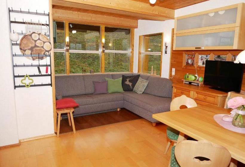 Hotelli Apartment / Ferienwohnung Helga Hummelbrunner