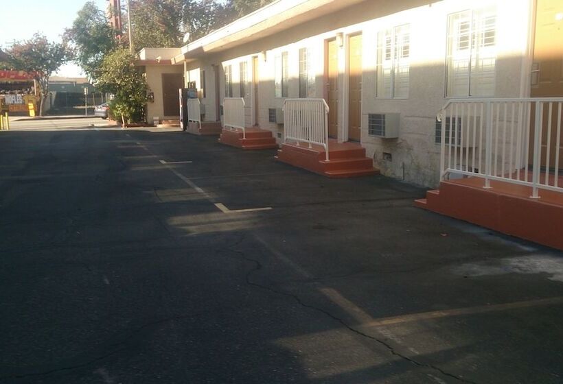 בית מלון כפרי Budget Inn