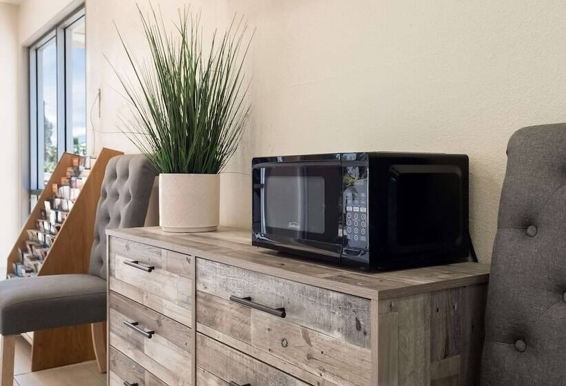 Hotelli Econo Lodge Stockton Near I5 Fairgrounds