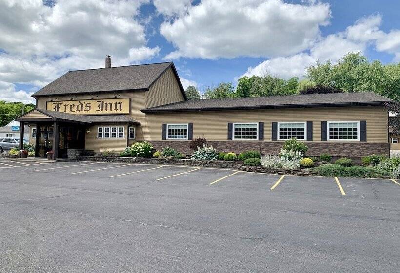 בית מלון כפרי Fred's Inn Restaurant & Lodging