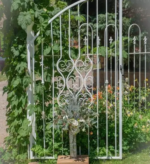 هتل Secret Garden Bed And Breakfast