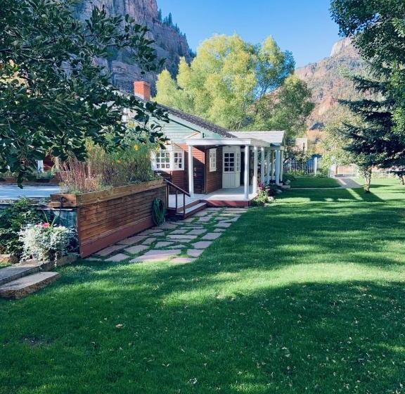 בית מלון כפרי Secret Garden Bed And Breakfast