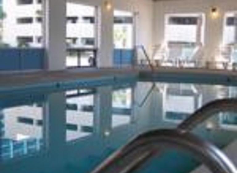 בית מלון כפרי Wave Rider Resort