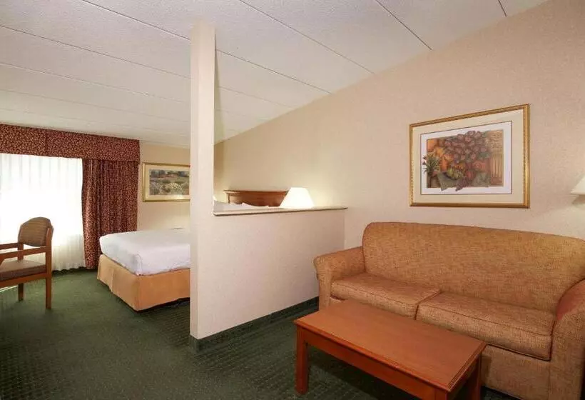 Hotelli White River Inn & Suites
