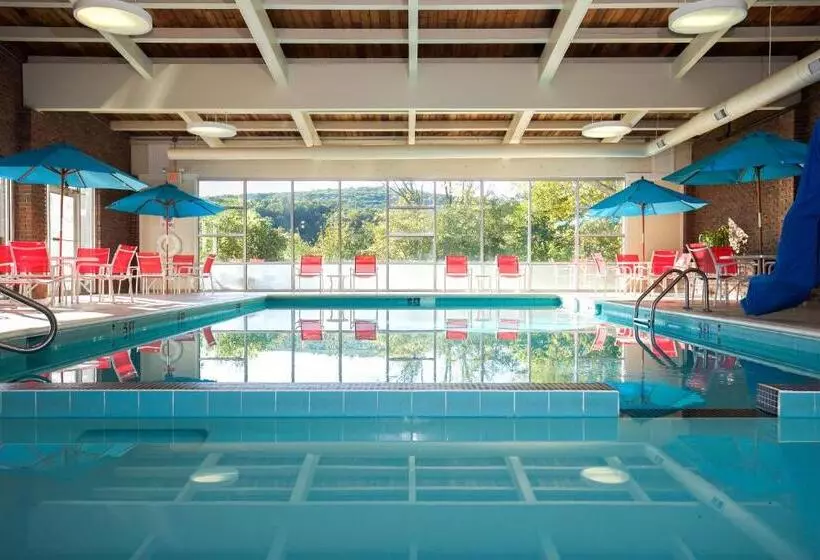 Hotelli White River Inn & Suites