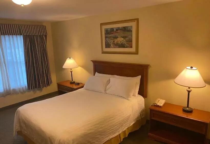 Hotelli White River Inn & Suites
