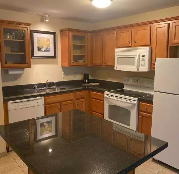 Hotelli White River Inn & Suites