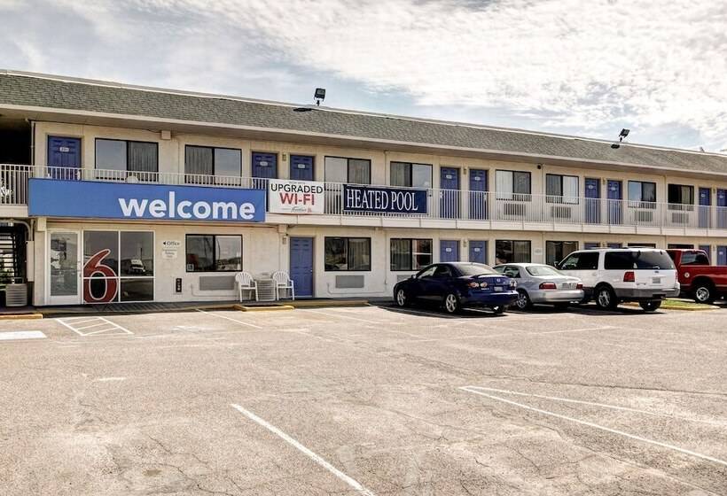 Motel 6 Wells
