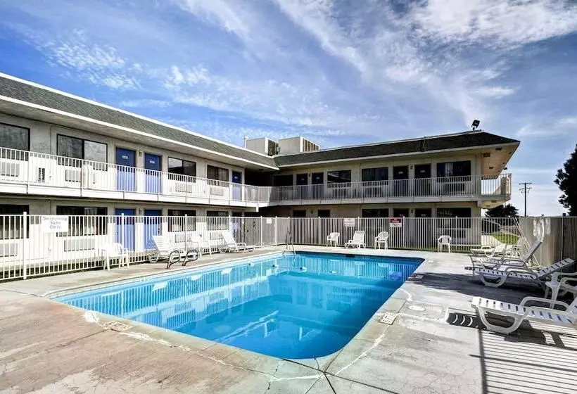 Motel 6 Wells