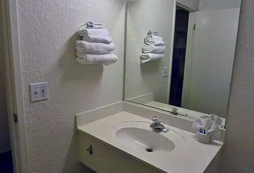 Motel 6 Wells