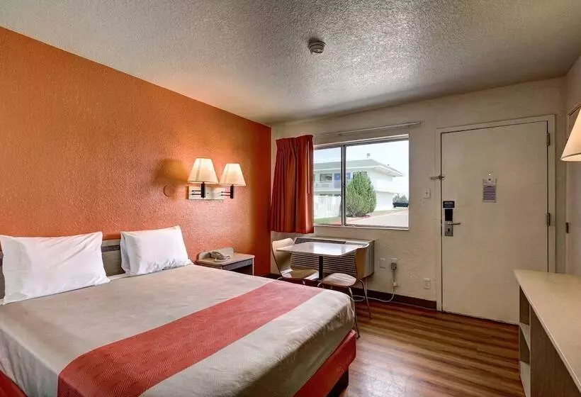 Motel 6 Wells